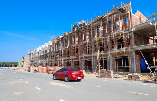 Dãy shophouse trên trục đường chính của dự án đang dần hoàn thiện