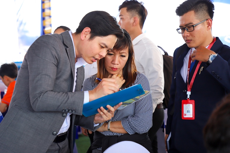 Khách hàng tranh thủ tìm hiểu cơ hội đầu tư Century City trước ngày 10/04 để có được mức giá tốt. 