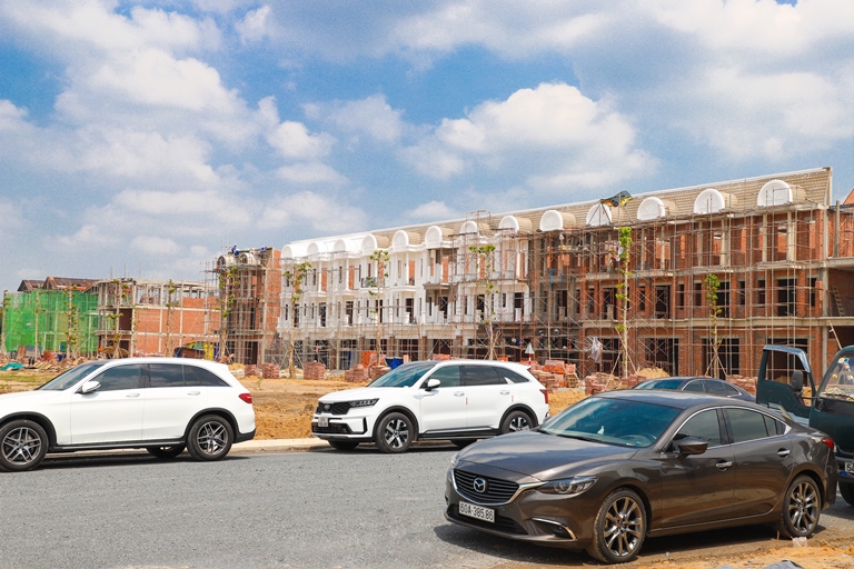 Dãy shophouse trên trục đường nội bộ lớn sắp hoàn thiện. 