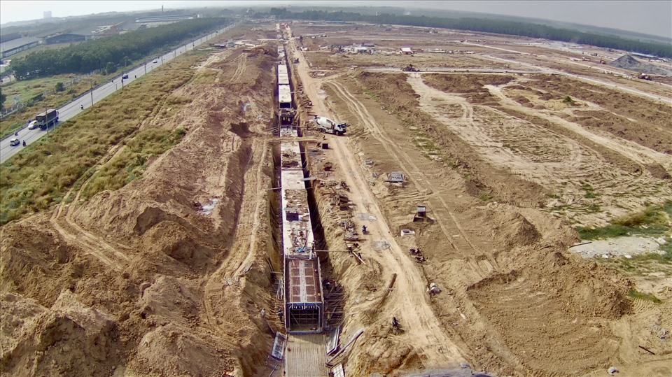 Hạ tầng kỹ thuật khu tái định cư Lộc An - Bình Sơn đang được gấp rút xây dựng. Ảnh: Minh Châu