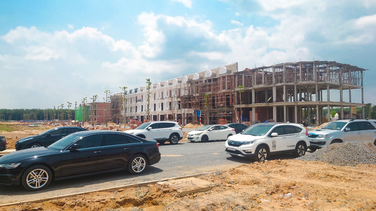 Hạ tầng Century City sắp hoàn thiện, dãy shophouse đang được thi công phần mái.