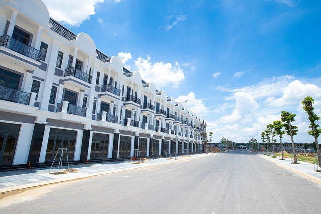 Dãy shophouse trên trục chính dự án đã hoàn thiện phần thô sẵn sàng để bàn giao cho khách hàng