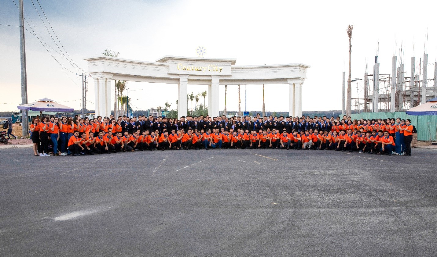 Hình ảnh 1000 chuyên viên sale chụp ảnh lưu niệm ngay Cổng chính dự án Century City