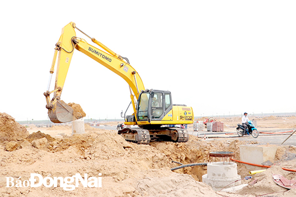 Các hạng mục thi công lưới điện, viễn thông tại khu tái định cư Lộc An - Bình Sơn đều được hạ ngầm. Ảnh: P.TÙNG